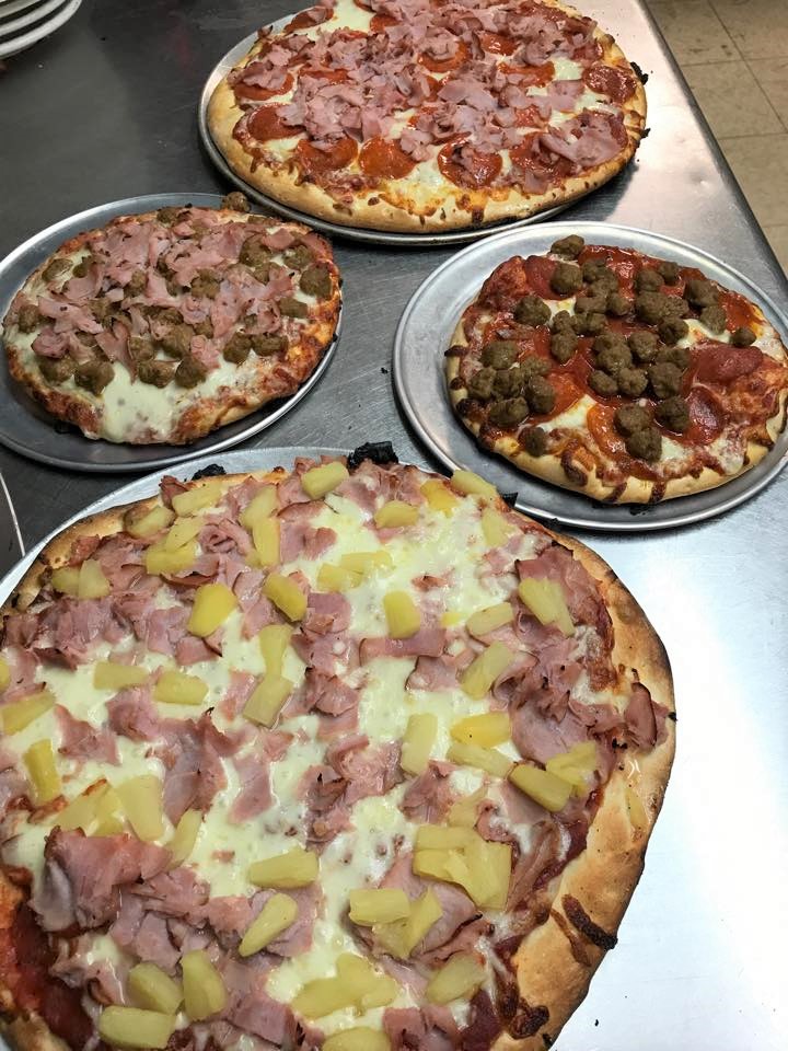 Image of a pizza at Eddies